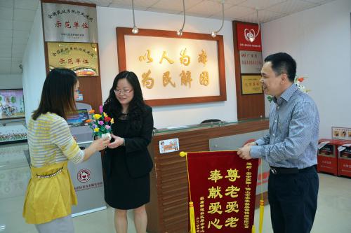 尊老爱老，贡献爱心 ——BG大游集团“敬老、爱老” 送产品活动